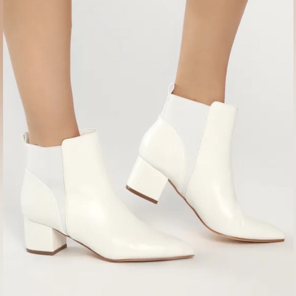 Lulus Chase White Pointed Toe Ankle Booties size 9